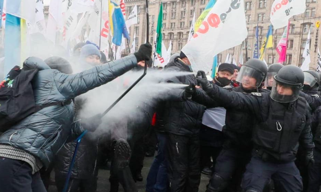 “На масці досі запах сльозогінного газу”: що розповідають ФОПи з Вінниччини про сутички на Майдані в Києві