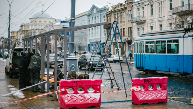 У центрі Вінниці встановлюють нову автобусну зупинку. ФОТО