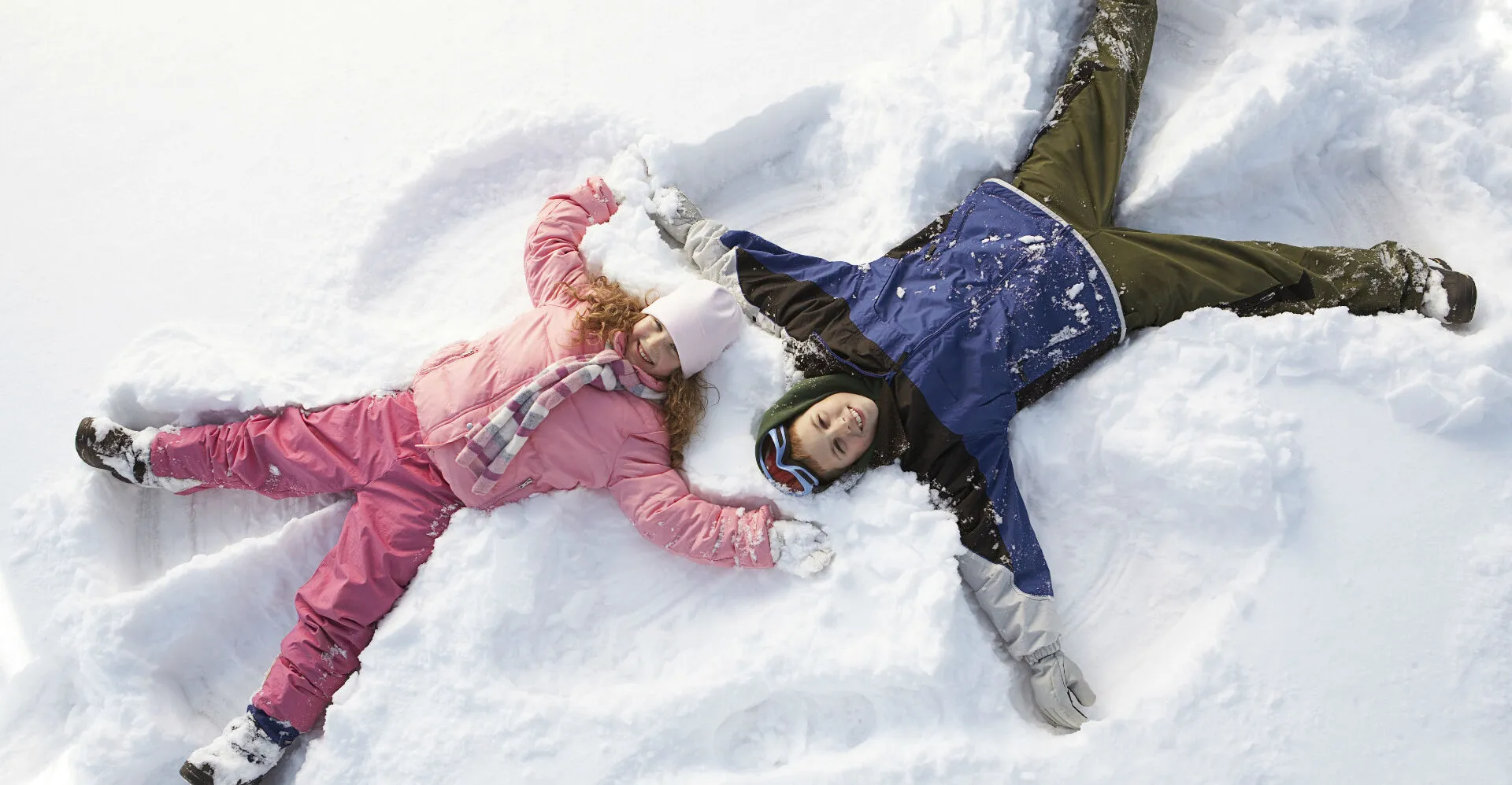 На зимних каникулах мы с друзьями. Валяться в снегу. Дети в снегу. Снежный ангел.