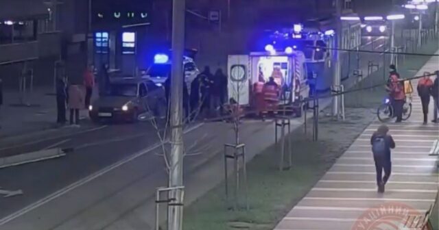 Вийшов з трамвая – збило авто: у Вінниці оприлюднили відео наїзду на 15-річного юнака