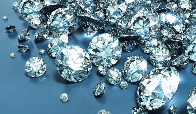Митники вилучили 23 діаманти, які незаконно прямували до Вінниці з Індії. ФОТО