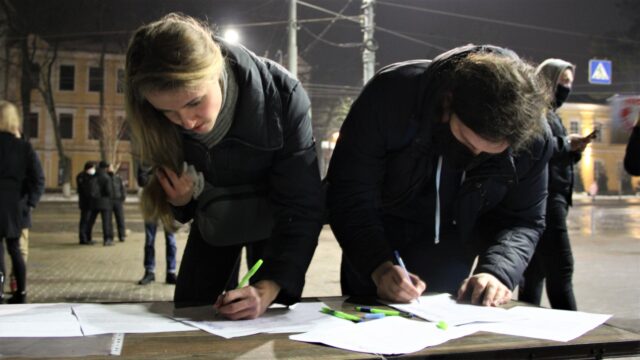 “Руки геть від Стерненка”: у Вінниці розпочався збір підписів на підтримку ув’язненого активіста. ФОТО