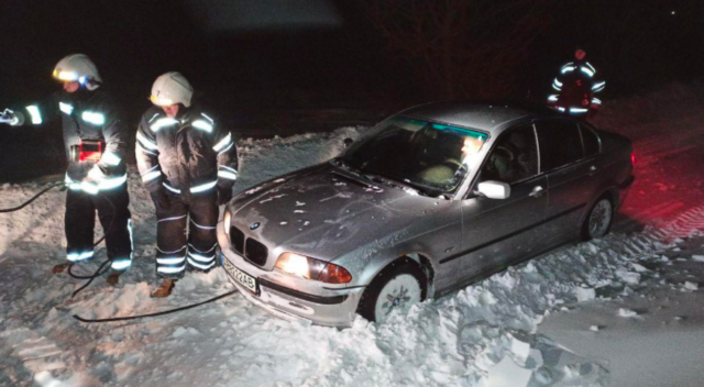 За вихідні на Вінниччині рятувальники витягнули зі снігових “пасток” 155 автомобілів. ФОТО