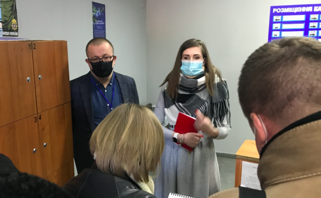 Журналістів не пустили до приміщення суду, де розглядалась справа про масове вбивство у Вінниці. ФОТО, ВІДЕО
