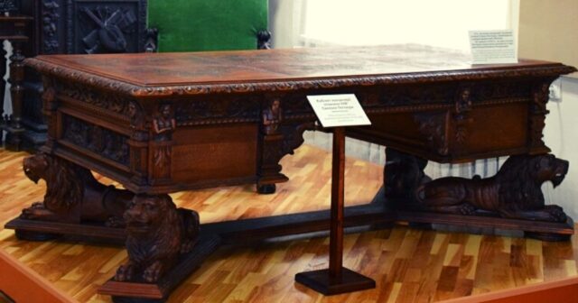 З відновленою стільницею і левами: у Вінниці презентували відреставрований стіл Петлюри. ФОТО