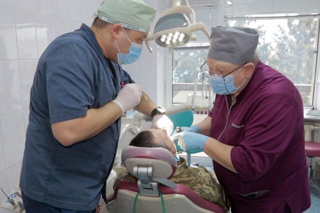 У Вінниці учасникам бойових дій зробили майже 200 безкоштовних операцій зі встановлення дентальних імплантів