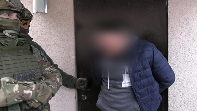 У Вінниці затримали нетверезого чоловіка, який погрожував підірвати будинок гранатою. ВІДЕО