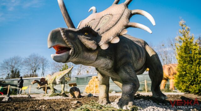 Нові динозаври, слон і змія: у вінницькому “Дино-парку” оновили експозицію. ФОТО