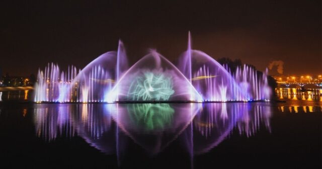 У Вінниці на вихідних запрацював світломузичний фонтан “Roshen”. ВІДЕО