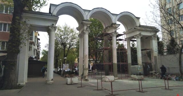 У Вінниці оновлюють одну з арок в центральному парку. ФОТО