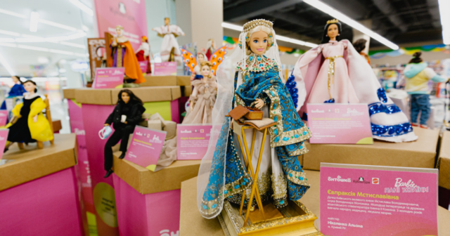 «​Barbie: пані України»: у Вінниці триває виставка ляльок про видатних жінок. ФОТОРЕПОРТАЖ