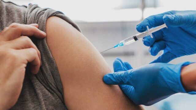 В Україні дозволили бустерну дозу вакцини для всіх громадян віком від 18 років