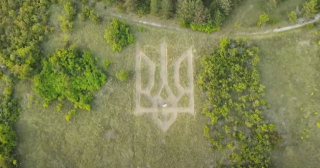 На Вінниччині мотокосами вистригли 40-метровий Герб України. ВІДЕО