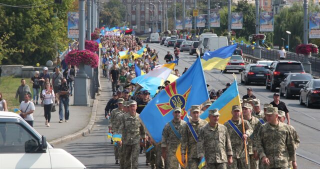 “Розбудити тих, хто “втомився від війни”: у Вінниці відбувся Марш захисників України. ФОТО