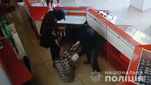 На Вінниччині затримали злочинців, які зі зброєю напали на ювелірний магазин. ФОТО, ВІДЕО