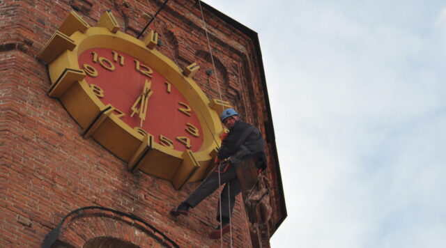 У Вінниці планують відремонтувати один з годинників на Вежі Артинова. ФОТО