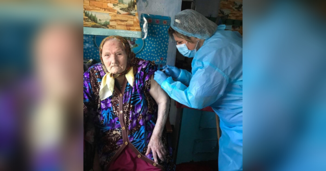 На Вінниччині пройшла повний курс вакцинації найстарша мешканка області – 99-річна Фросина Захарівна