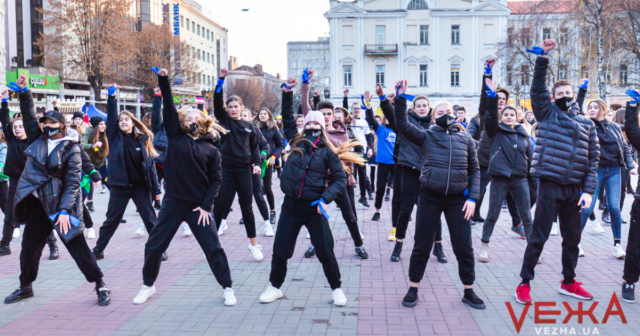 У Вінниці влаштували танцювальний флешмоб за участю близько 400 студентів. ФОТОРЕПОРТАЖ