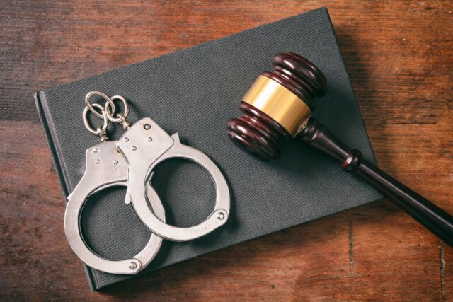 Вінницький апеляційний суд змінив покарання злочинцям, які пограбували водія маршрутки і катували знайомого