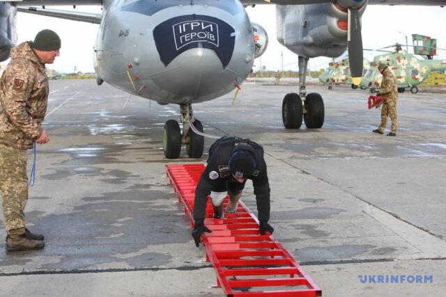 Ветеран з Вінниччини встановив рекорд України, протягнувши 16-тонний літак. ФОТО, ВІДЕО