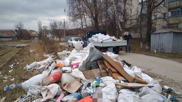 На чоловіка, який викинув у Вінниці будівельне сміття обабіч дороги, склали адмінпротокол