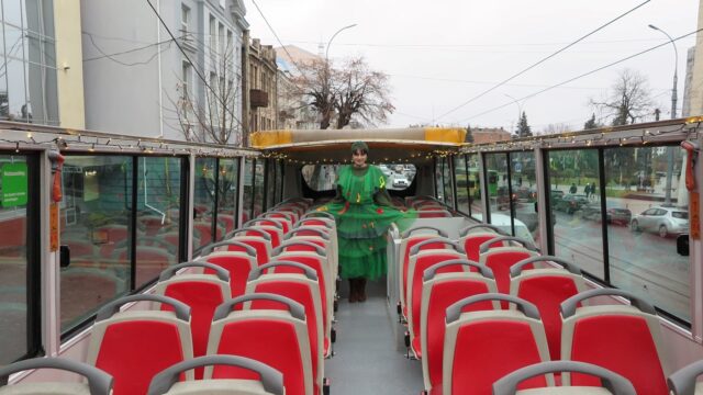 У Вінниці на Миколая влаштують безкоштовну екскурсію для дітей на двоповерховому автобусі