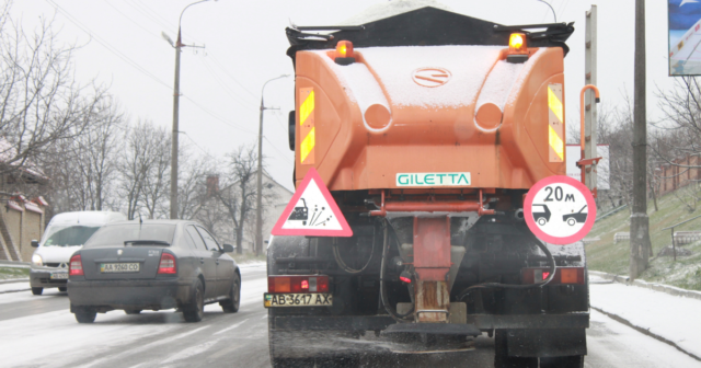У Вінниці прогнозують мокрий сніг та ожеледицю ‒ на дороги міста вийшла снігоочисна техніка