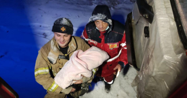 На Вінниччині рятувальники доправили до лікарні маму з дитиною, бо авто “швидкої” застряло на дорозі
