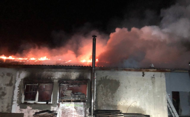 У Вінниці вночі сталась пожежа на складських приміщеннях. ФОТО