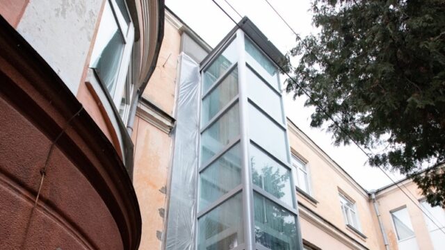 У Вінницькому обласному диспансері радіаційного захисту населення встановили зовнішній ліфт. ФОТО