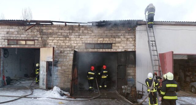 У Вінниці внаслідок пожежі в гаражних приміщеннях постраждали дві людини
