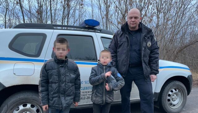 На Вінниччині поліція розшукує матір хлопчиків, яких побачили босими за 10 кілометрів від домівки