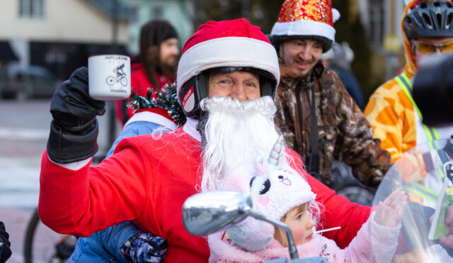 З сонцем та теплом: у Вінниці відбувся традиційний Новорічний Велопарад. ФОТОРЕПОРТАЖ