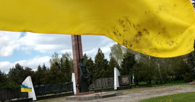 У Тиврові суд виніс вирок чоловіку, який витер брудні руки об Прапор України