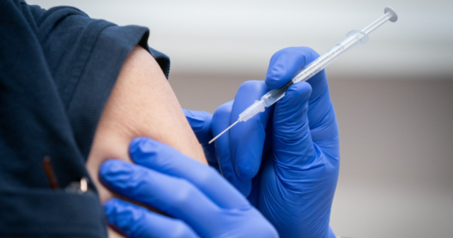 В Україні людям від 60 років дозволили вакцинування бустерною дозою