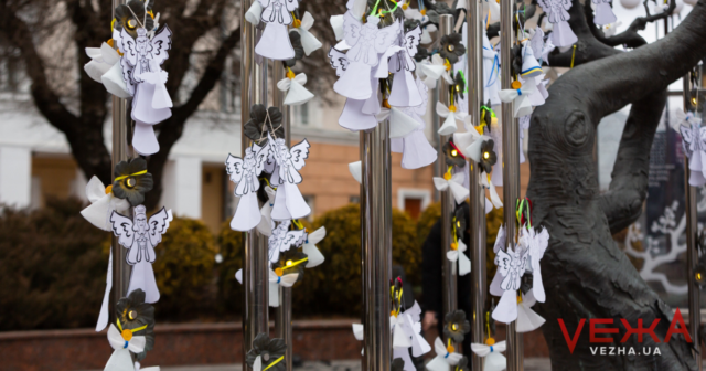 Паперові янголи і світло 107 квіток: у Вінниці вшанували пам’ять Героїв Небесної Сотні. ФОТОРЕПОРТАЖ