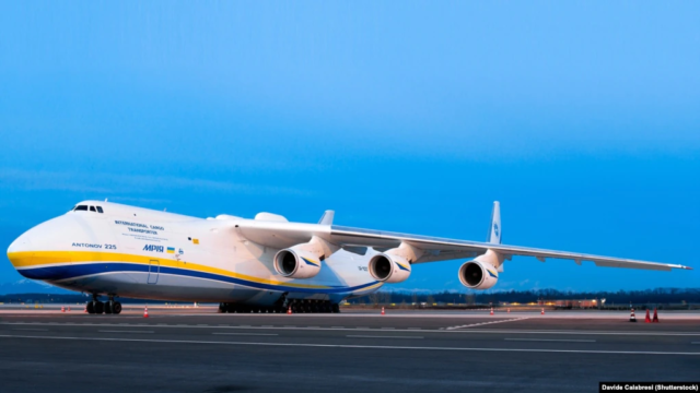 Росія з повітря атакувала аеропорт у Гостомелі і знищила найбільший у світі літак “Мрія”. ФОТО