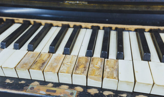Піаніно та килим з музею Леонтовича, що на Вінниччині, відправили на реставрацію