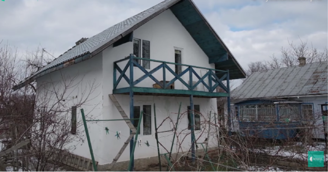 Бюджетний та екологічний: як у селі на Вінниччині проживає сім’я в екобудинку, який вони побудували. ВІДЕО