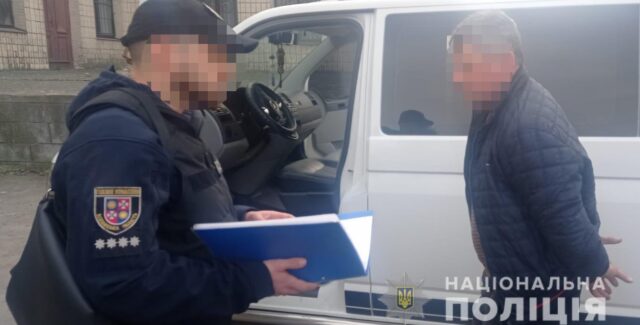 На Вінниччині затримали чоловіка після передачі хабаря посадовцю військкомату. ВІДЕО