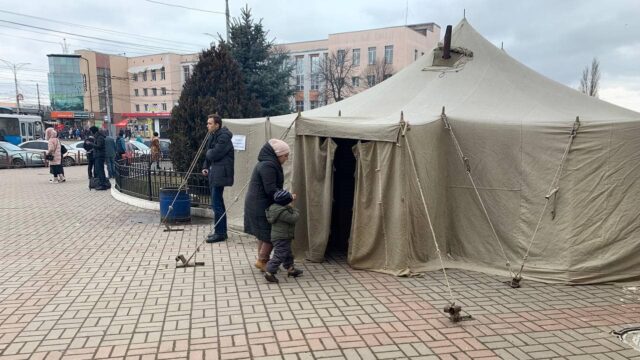 У Вінниці поблизу залізничного вокзалу встановили намети для вимушених переселенців
