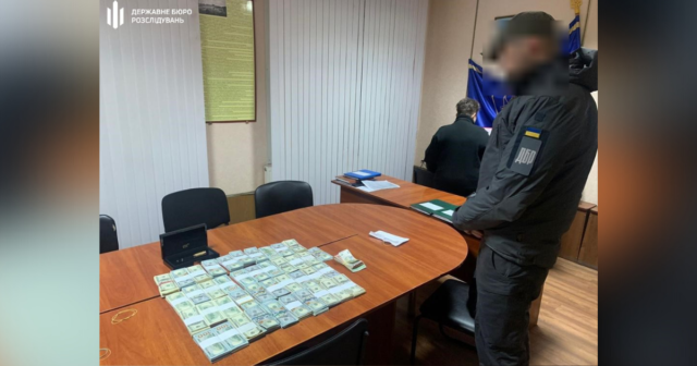 На Вінниччині митники виявили незадекларовані понад 400 тисяч доларів та 9 тисяч євро в ручній поклажі українки