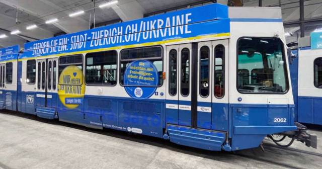 В швейцарському Цюриху курсує трамвай з інформацією, як допомогти українським біженцям. ФОТО