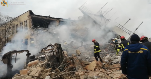 З-під завалів на території аеропорту “Вінниця” деблокували 15 людей. 9 з них – загинули