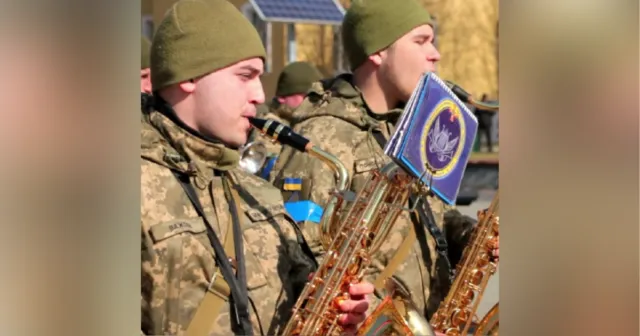 У Вінниці на Європейській площі військові виконали патріотичні пісні до Дня українського добровольця. ВІДЕО