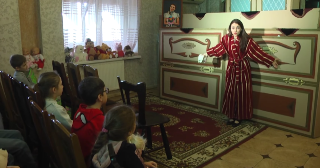 Вінницький обласний театр ляльок влаштовує благодійні інтерактивні вистави для дітей-переселенців. ВІДЕО
