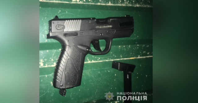 У Вінниці поліцейські затримали нетверезого хулігана, який стріляв з пістолета у бік підлітків