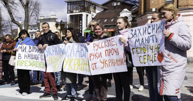 “Save Mariupol”: у Вінниці відбулась акція на підтримку заблокованого Маріуполя. ФОТО