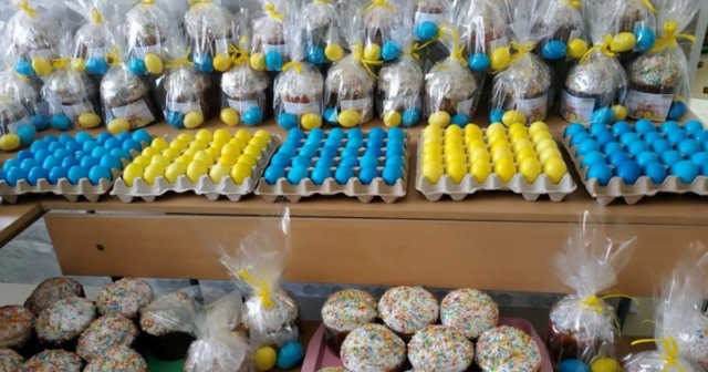 Тисячі пасок та сотні великодніх яєць: калинівські господині підготували для українських військових патріотичні смаколики