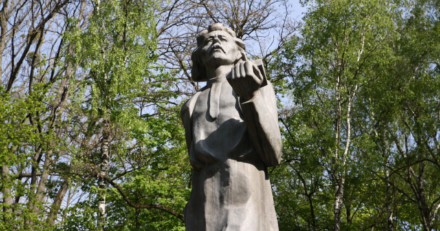 Виконком Вінницької міськради ухвалив рішення щодо демонтажу пам’ятника Горькому в Центральному парку